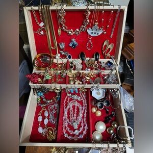 VINTAGE JEWELRY “WONDERS FOUND”
FOR A POSHMARK SHOW at 6PM ET MONDAY